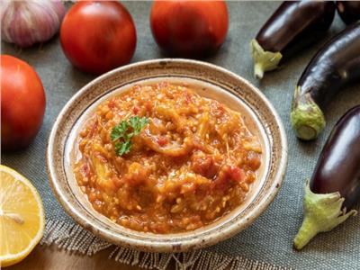 بمكونات بسيطة وطعم شهي.. سلطة باذنجان مشوي للرجيم