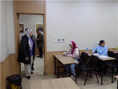 عميد ألسن عين شمس تجري جولة تفقدية لامتحانات منتصف العام الدراسي 