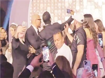 قانوني: صفع عمرو دياب لأحد معجبيه مشابهة لواقعة الشحات.. وقد يحكم فيها بالسجن
