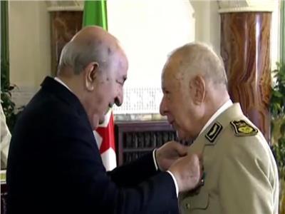 الرئيس الجزائري يسدي رئيس أركان الجيش وسام الشجاعة