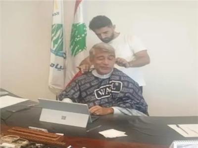 "استفزاز للشعب".. وزير لبناني يقص شعره في مكتبه داخل الوزارة