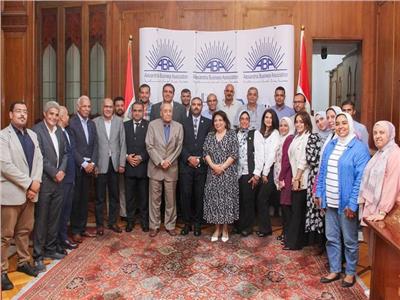 رجال أعمال إسكندرية والمُشغل الاقتصادي بالجمارك يناقشان المزايا الممنوحة للمستثمرين