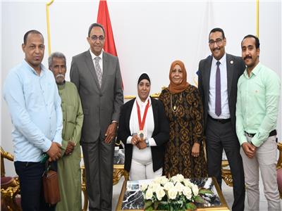 محافظ قنا يُكرم بطلة الميدالية البرونزية في دورة الألعاب البارالمبية بباريس