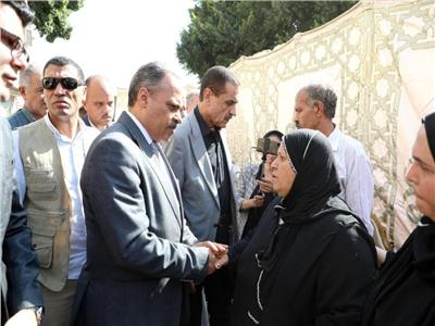 محافظ الشرقية يؤدي واجب العزاء لأسر ضحايا حادث قطار الزقازيق 