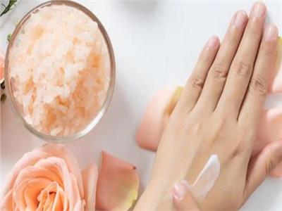 5 وصفات طبيعية لتنعيم اليدين.. العسل وزيت الزيتون الحل الأمثل