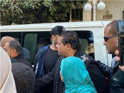 حزن وتأثر ابن شعبان عبد الرحيم في جنازة أحمد عدوية