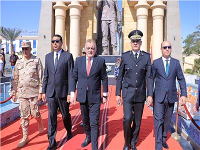 نائب محافظ الأقصر يضع أكليل من الزهور على النصب التذكاري للشهداء 