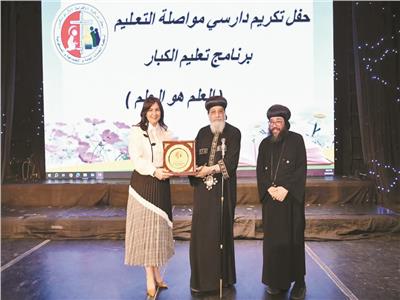 تكريم ٦٠٠ من برنامج تعليم الكبار