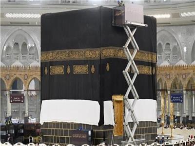من مجمع الملك عبد العزيز إلى الكعبة المشرفة.. تفاصيل صناعة الكسوة الجديدة
