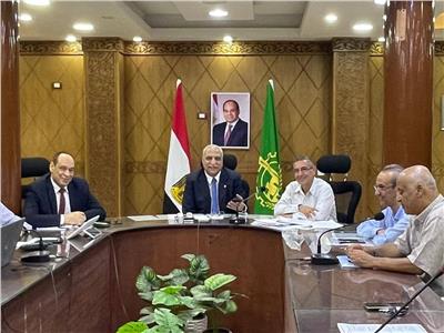 مدير «تعليم القليوبية» يتابع امتحانات الثانوية داخل غرفة العمليات المركزية