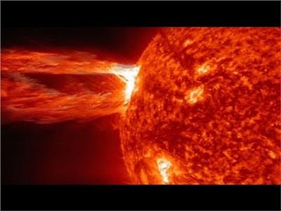 تهدد الكهرباء والاتصالات.. هل تؤثر الانفجارات الشمسية على ارتفاع الحرارة؟