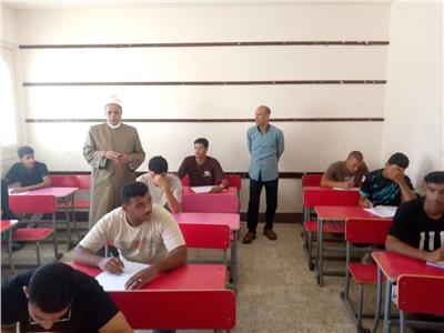 رئيس منطقة مطروح الأزهرية يتابع سير امتحانات الدور الثاني للشهادة الثانوية  
