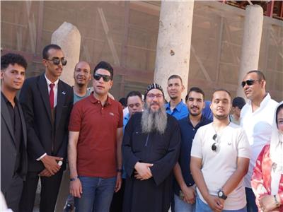 نائب محافظ سوهاج يصطحب 300 شاب وفتاة لزيارة الديرين الأحمر والأبيض