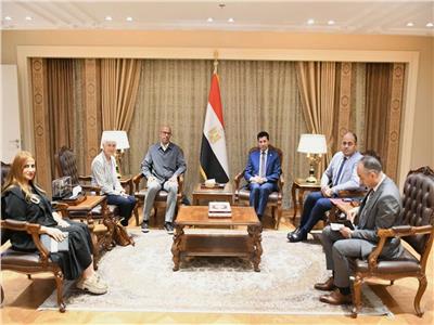 وزير الرياضة يلتقي رئيس الاتحاد الدولي للاسكواش