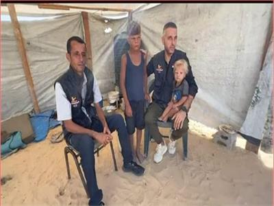 فيديو وصور| بعد أن أبكى العالم.. طفل غزة الباكي مع شقيقته في رعاية «اللجنة المصرية»