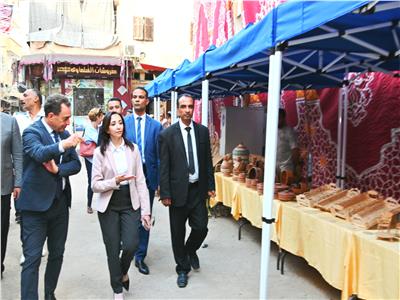 محافظ البحيرة والسفير الفرنسى يتابعان الحرف اليدوية وصناعة السجاد بمدينة رشيد 
