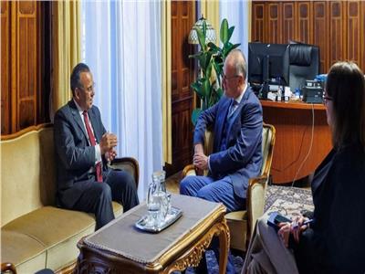 السفير المصري في بودابست يلتقي وزير التنمية الإقليمية المجري 