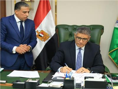 محافظ الجيزة يعتمد حركة مديري ووكلاء الإدارات التعليمية