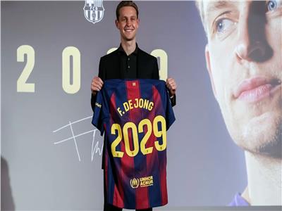برشلونة يعلن تمديد عقد دي يونج حتى 2029