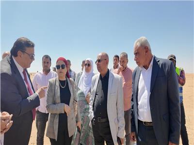 وزير الإسكان يستعرض تقريرًا بشأن التخلص الآمن من المخلفات البلدية