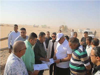محافظ الوادي الجديد يتفقد بدء أعمال الإنشاءات بمركز إنتاج الحرير الطبيعي