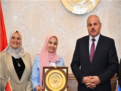 مجلس جامعة قناة السويس يُكرّم الدكتورة هبه المحلاوي الحاصلة على جائزة المرأة التشجيعية