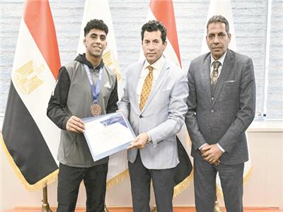 «مصر الرياضية» تبتسم.. وزير الرياضة يُكرم فراعنة المصارعة والتايكوندو بعد إنجازهم التاريخي