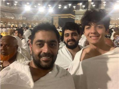 أحمد فلوكس يؤدي مناسك العمرة بصحبة نجله سيف