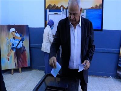 رئيس نادي سموحة يدلي بصوته في انتخابات مجلس النواب بالإسكندرية 