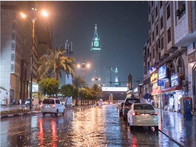 أمطار غزيرة على مكة وسط تحذيرات ورفع درجة الجاهزية بالمملكة للقصوى