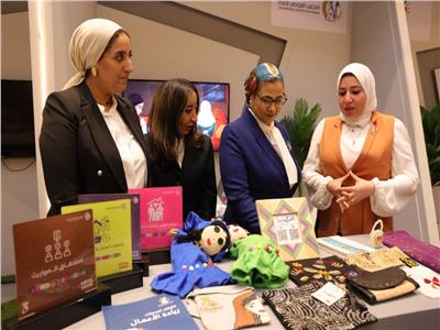 المستشارة أمل عمار تتفقد جناح المجلس المشارك في المؤتمر العالمي للسكان