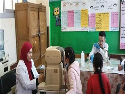 الكشف الطبي على 155 حالة بمدرسة الحرية بكفر شكر 