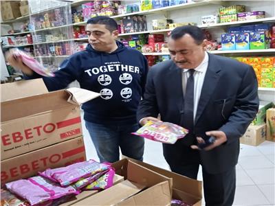 ضبط ١٣٢ كرتونة كيك و٥٤٠ علبة لبان منتهية الصلاحية بدمياط
