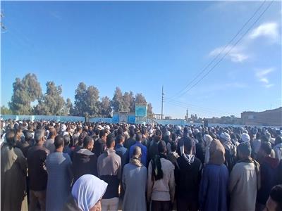 فيديو | المئات يشيعون جثامين ضحايا انقلاب سيارة داخل ترعة بقنا 