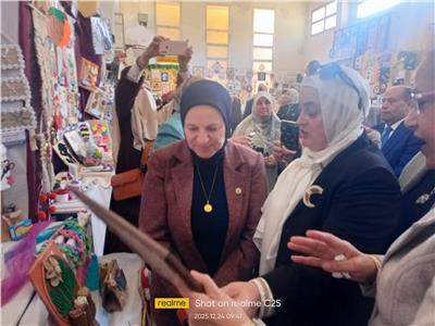 مدير تعليم القاهرة تشيد بمعرض نتائج ومشغولات الاقتصاد المنزلي