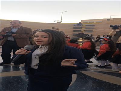 طفلة تُلقي قصيدة للشاعر نزار قباني أمام رئيس الوزراء خلال زيارته للبر الغربي بالأقصر