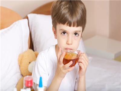 زيت في الأذنين .. بصل للحمى | خطورة العلاجات المنزلية على الطفل