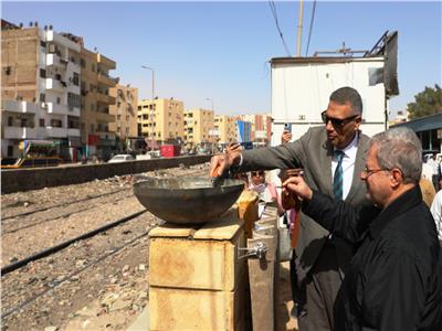 تنفيذه خلال 3 أشهر.. محافظ أسوان يضع حجر الأساس لكوبري السيل للمشاة