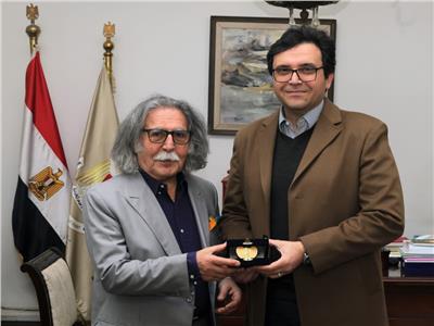 وزير الثقافة يلتقي الفنان ضياء العزاوي الحاصل على جائزة النيل للمبدعين العرب