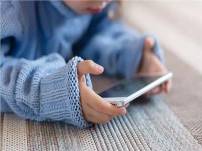 الهاتف يهدد الأطفال «6 - 10».. خطورة الموبايل على أفكار الصغار 