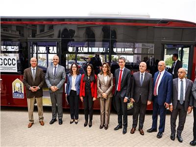 «رانيا المشاط ومنال عوض» تشهدان التشغيل التجريبي لأحد الأتوبيسات الكهربائية