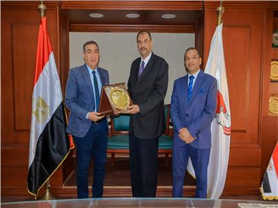 محافظ سوهاج يستقبل رئيس الخدمات البيطرية لمتابعة افتتاح مركز التلقيح الصناعي بطهطا