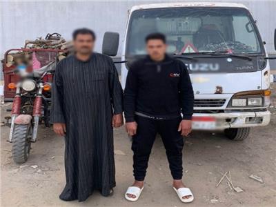 ضبط شخص ونجله تعديا على مواطن وسرقة مركبته بالغربية