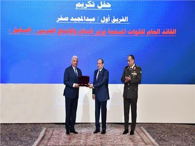 الرئيس يمنح وزير الدفاع السابق نوط الجمهورية من الطبقة الأولى ويعينه مساعدًا
