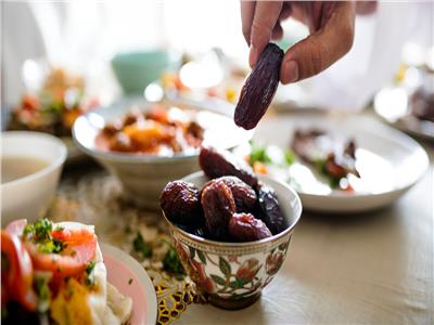 «بلاش من الحلويات والأكل الكثير».. أفضل طريقة صحية للإفطار في رمضان
