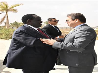  رئيس المخابرات العامة يلتقي وفداً من دولة جنوب السودان