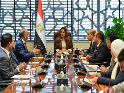 وزيرة التنمية المحلية تبحث مع نقيب أطباء الأسنان عملية تداول المخلفات الخطرة