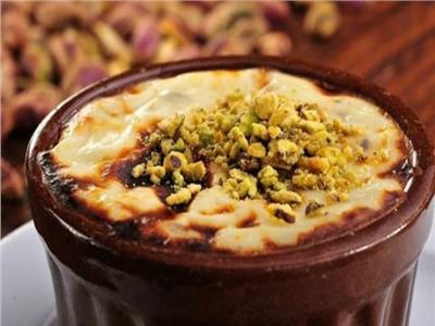 وصفة غنية بالقشطة والمكسرات.. طريقة بسيطة لعمل طاجن أم علي الرمضاني