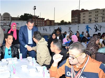 محافظ أسوان يشارك مواطنين من ذوى الإعاقة حفل الإفطار الجماعى 