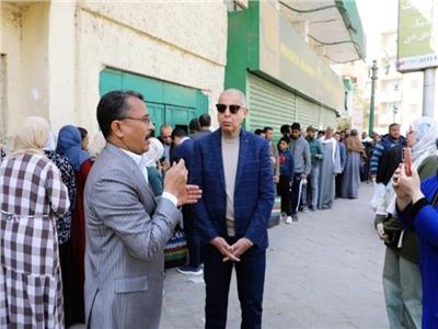 محافظ المنيا يتابع صرف المنحة التموينية ميدانيًا